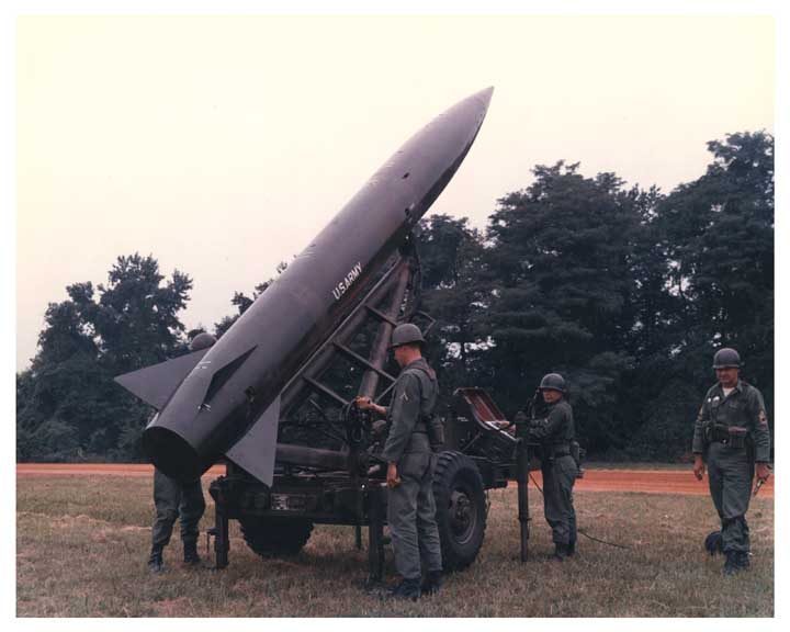 Soldati dell'esercito USA con un missile MGM-52 Lance sul lanciatore